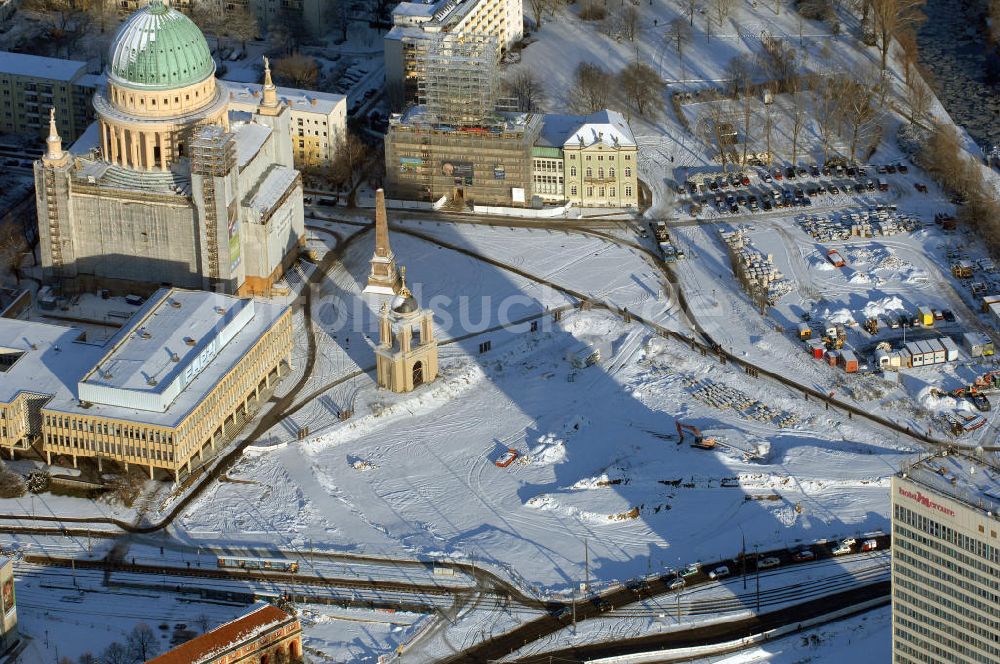 POTSDAM aus der Vogelperspektive: Blick auf das verschneite Stadtzentrum am Alten Markt von Potsdam mit dem Hotel Mercure (vorn r.)