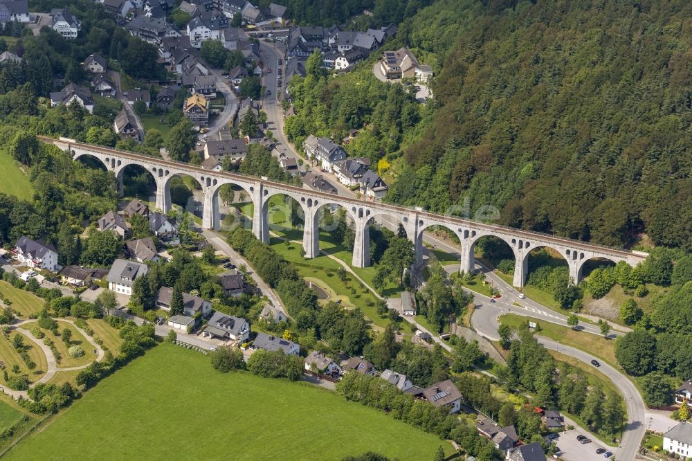 Luftaufnahme Willingen - Blick auf das Viadukt der Uplandbahn mit Golfplatz in Willingen im Bundesland Hessen