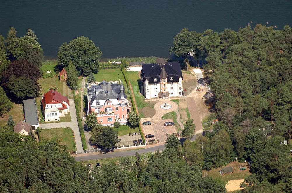 Grünheide aus der Vogelperspektive: Blick auf Villen am Seeufer in Grünheide (Mark)