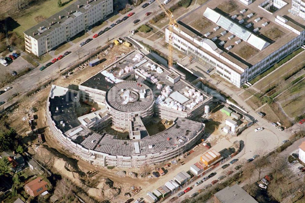 Luftaufnahme Berlin-Neukölln - Blick auf das vivantes-Krankenhaus Neukölln mit dem Erweiterungsneubauam Bereich Rotkehlchenweg / Rotschwanzweg an der Rudower Chaussee