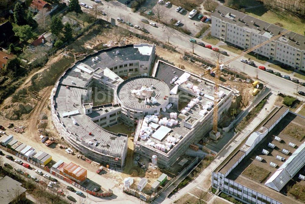 Berlin-Neukölln aus der Vogelperspektive: Blick auf das vivantes-Krankenhaus Neukölln mit dem Erweiterungsneubauam Bereich Rotkehlchenweg / Rotschwanzweg an der Rudower Chaussee