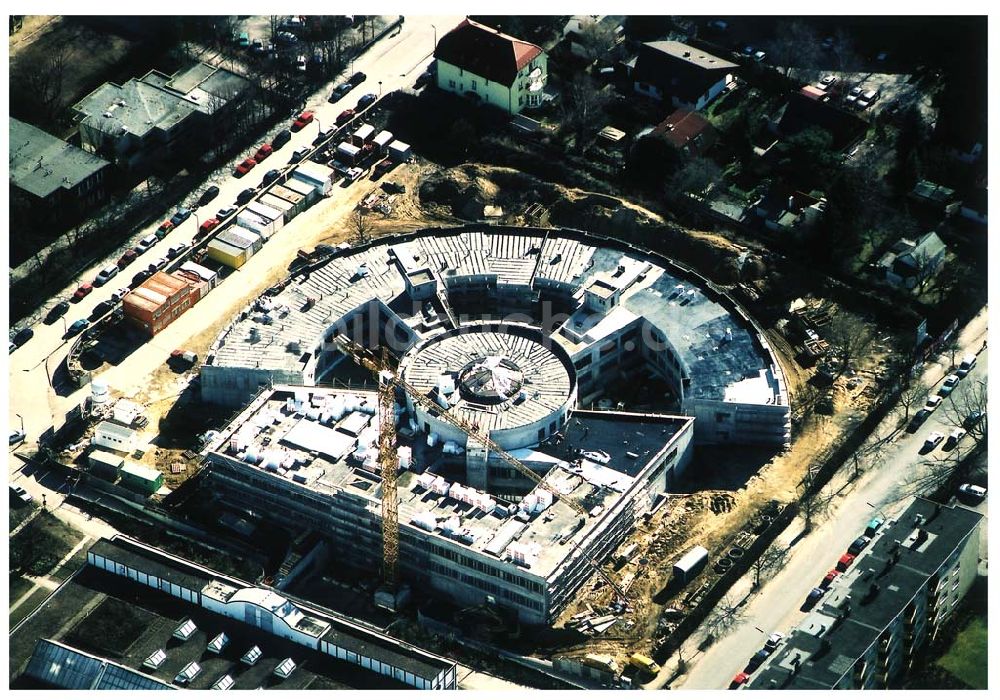 Luftaufnahme Berlin-Neukölln - Blick auf das vivantes-Krankenhaus Neukölln mit dem Erweiterungsneubauam Bereich Rotkehlchenweg / Rotschwanzweg an der Rudower Chaussee