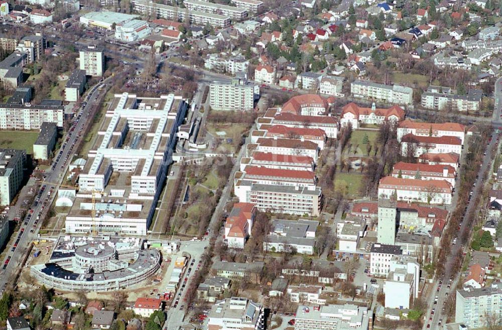 Berlin-Neukölln aus der Vogelperspektive: Blick auf das vivantes-Krankenhaus Neukölln mit dem Erweiterungsneubauam Bereich Rotkehlchenweg / Rotschwanzweg an der Rudower Chaussee