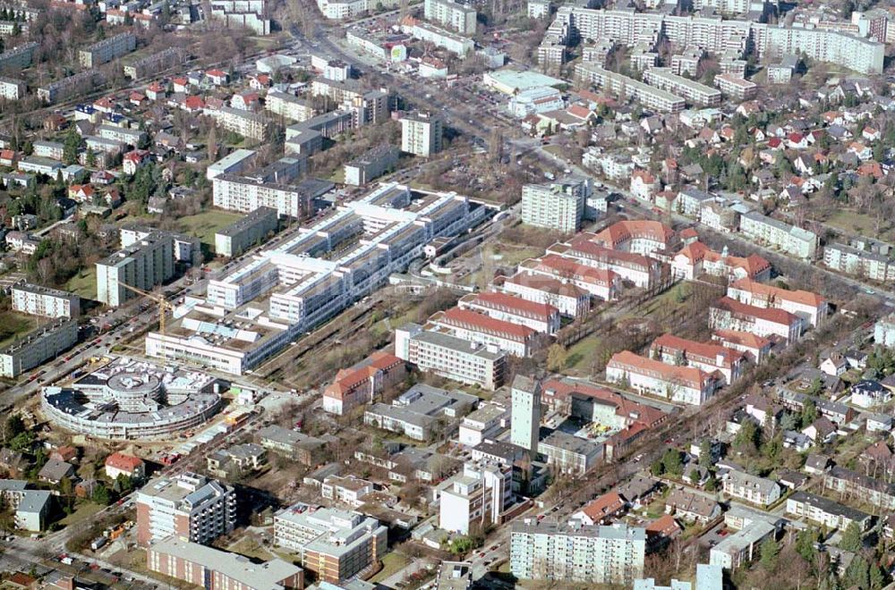 Luftbild Berlin-Neukölln - Blick auf das vivantes-Krankenhaus Neukölln mit dem Erweiterungsneubauam Bereich Rotkehlchenweg / Rotschwanzweg an der Rudower Chaussee