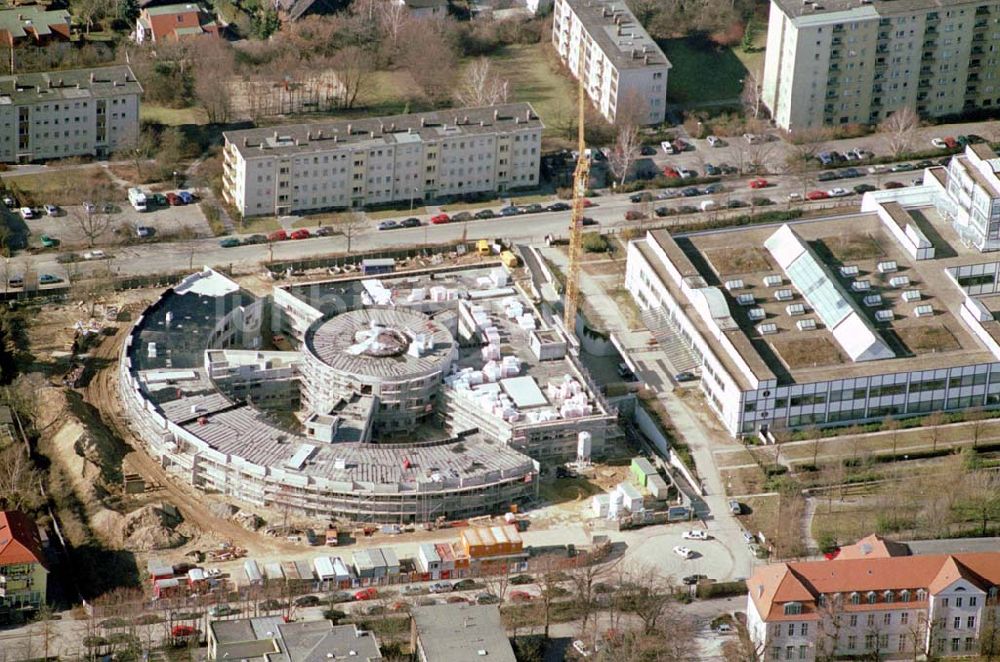 Luftaufnahme Berlin-Neukölln - Blick auf das vivantes-Krankenhaus Neukölln mit dem Erweiterungsneubauam Bereich Rotkehlchenweg / Rotschwanzweg an der Rudower Chaussee