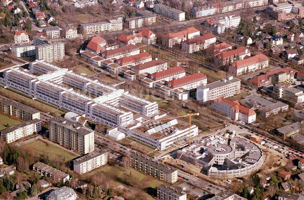 Berlin-Neukölln aus der Vogelperspektive: Blick auf das vivantes-Krankenhaus Neukölln mit dem Erweiterungsneubauam Bereich Rotkehlchenweg / Rotschwanzweg an der Rudower Chaussee