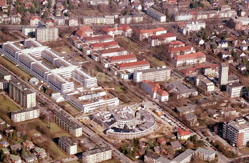 Luftbild Berlin-Neukölln - Blick auf das vivantes-Krankenhaus Neukölln mit dem Erweiterungsneubauam Bereich Rotkehlchenweg / Rotschwanzweg an der Rudower Chaussee