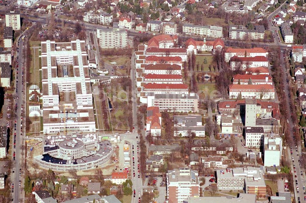 Luftaufnahme Berlin-Neukölln - Blick auf das vivantes-Krankenhaus Neukölln mit dem Erweiterungsneubauam Bereich Rotkehlchenweg / Rotschwanzweg an der Rudower Chaussee