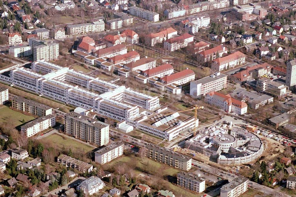 Luftbild Berlin-Neukölln - Blick auf das vivantes-Krankenhaus Neukölln mit dem Erweiterungsneubauam Bereich Rotkehlchenweg / Rotschwanzweg an der Rudower Chaussee