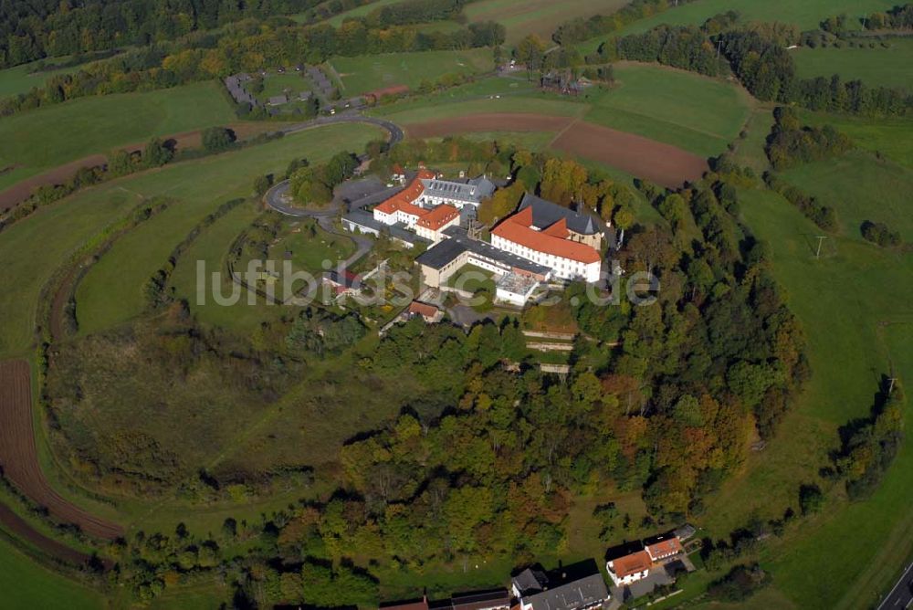 Luftbild Bad Brückenau - Blick auf den Volkersberg mit dem Haus Volkersberg, der Wallfahrtskirche und dem Franziskanerkloster