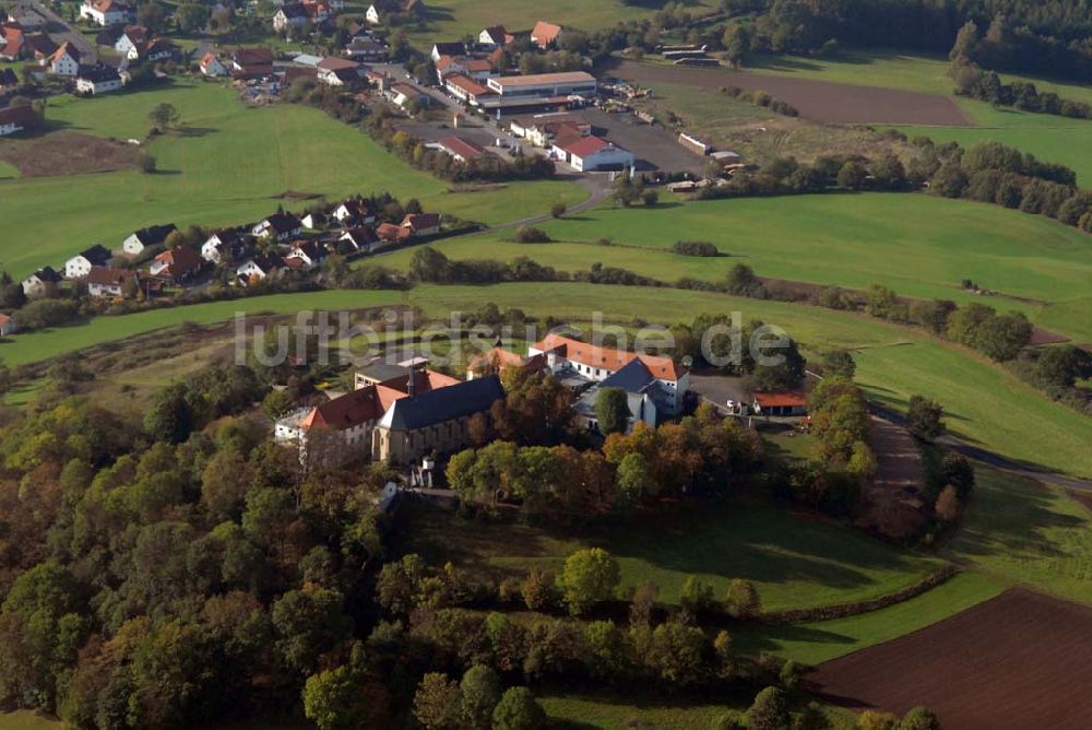 Luftaufnahme Bad Brückenau - Blick auf den Volkersberg mit dem Haus Volkersberg, der Wallfahrtskirche und dem Franziskanerkloster