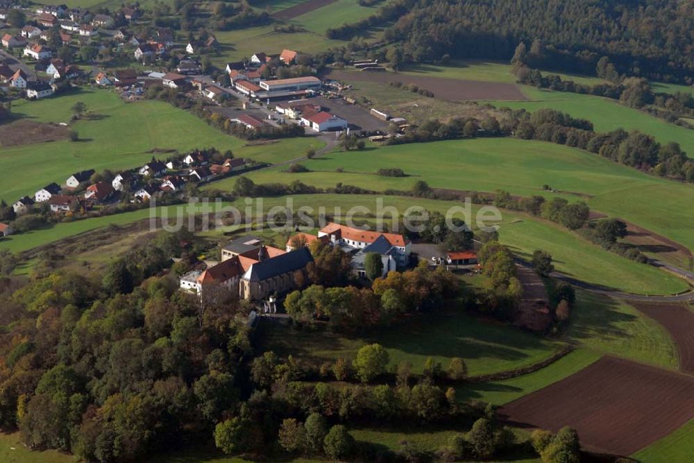 Bad Brückenau von oben - Blick auf den Volkersberg mit dem Haus Volkersberg, der Wallfahrtskirche und dem Franziskanerkloster