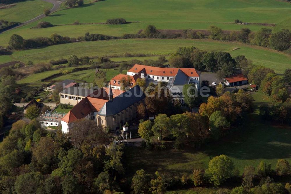 Luftbild Bad Brückenau - Blick auf den Volkersberg mit dem Haus Volkersberg, der Wallfahrtskirche und dem Franziskanerkloster