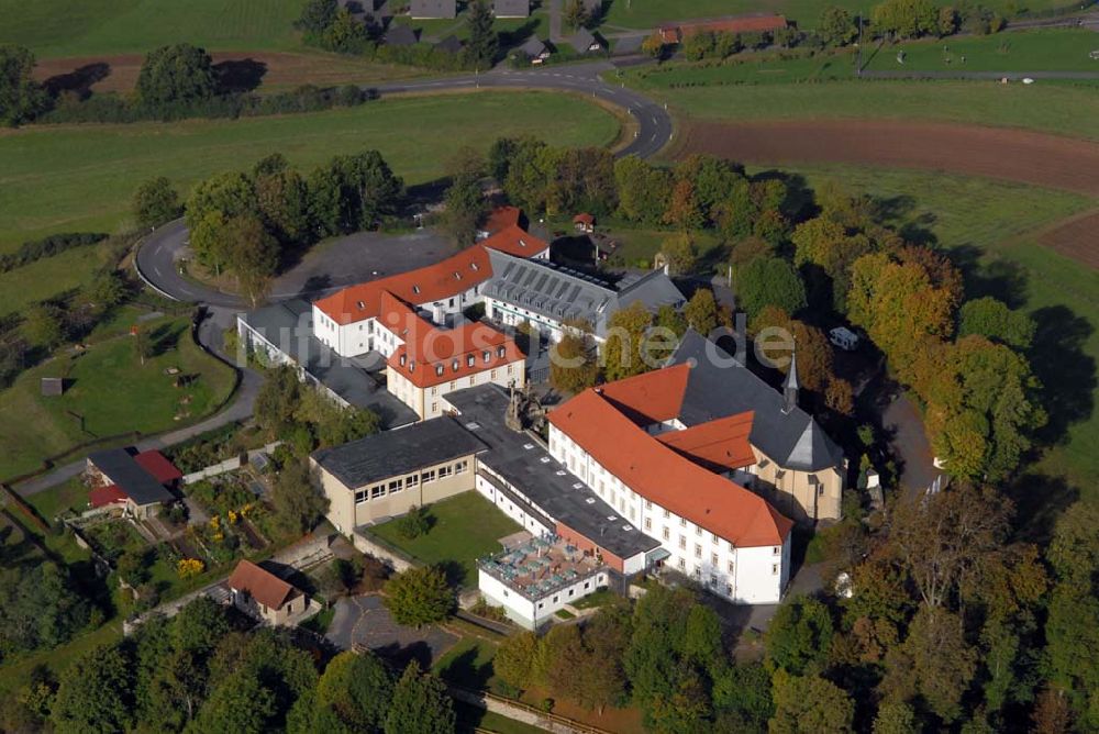 Luftbild Bad Brückenau - Blick auf den Volkersberg mit dem Haus Volkersberg, der Wallfahrtskirche und dem Franziskanerkloster