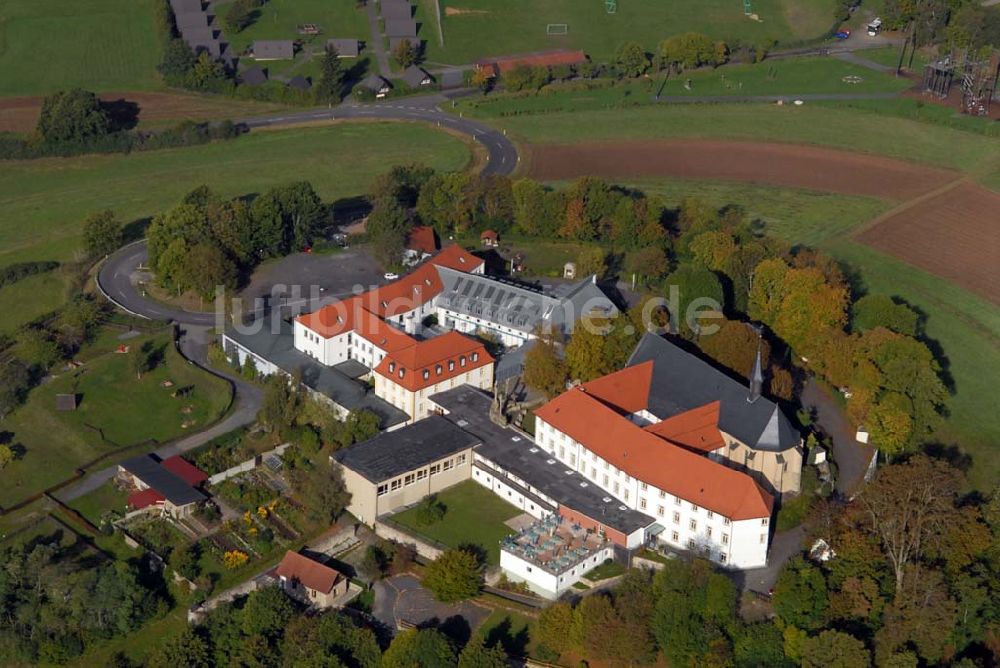 Luftaufnahme Bad Brückenau - Blick auf den Volkersberg mit dem Haus Volkersberg, der Wallfahrtskirche und dem Franziskanerkloster