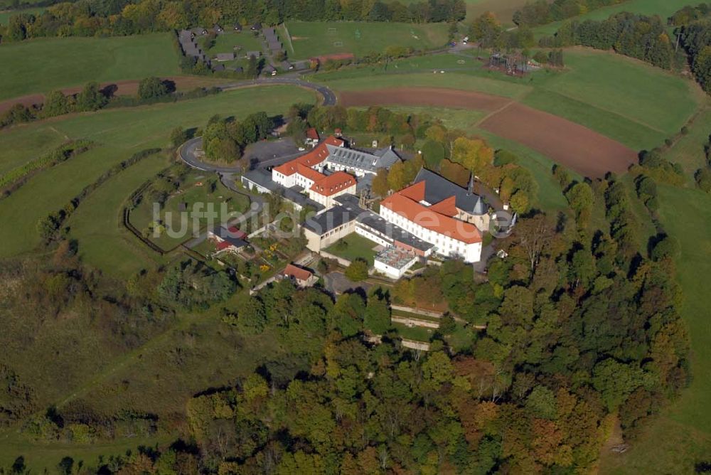 Bad Brückenau von oben - Blick auf den Volkersberg mit dem Haus Volkersberg, der Wallfahrtskirche und dem Franziskanerkloster