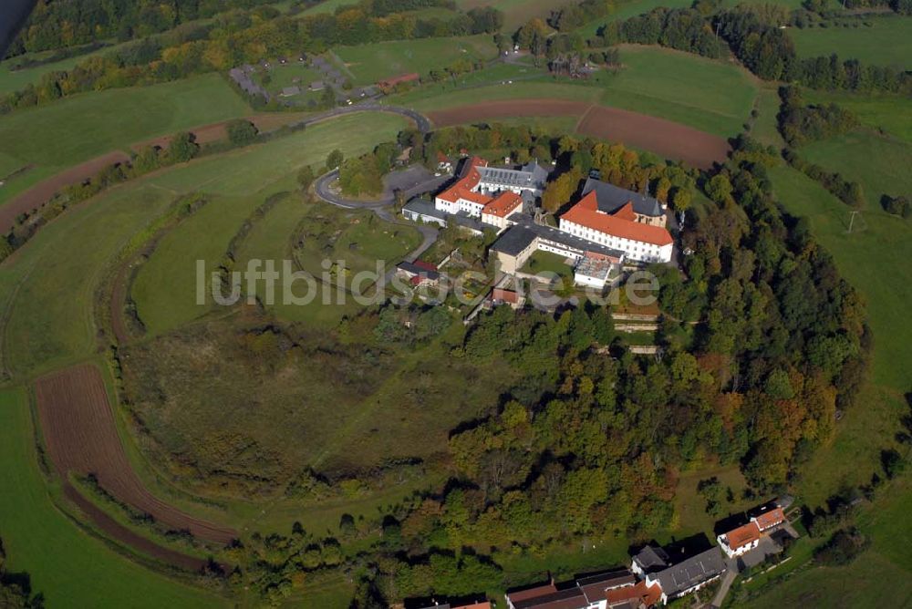 Luftbild Bad Brückenau - Blick auf den Volkersberg mit dem Haus Volkersberg, der Wallfahrtskirche und dem Franziskanerkloster