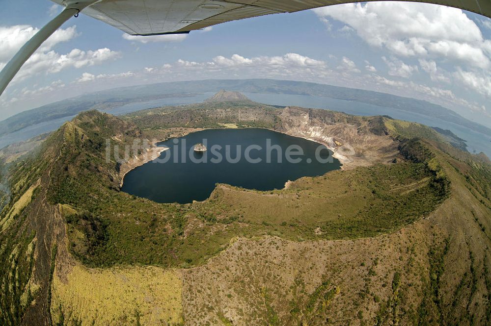 Luftaufnahme Batangas - Blick auf die Vulkaninsel im Taal-See