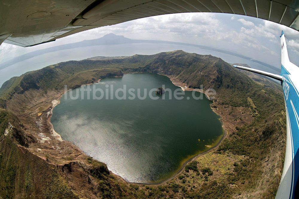 Luftbild Batangas - Blick auf die Vulkaninsel im Taal-See