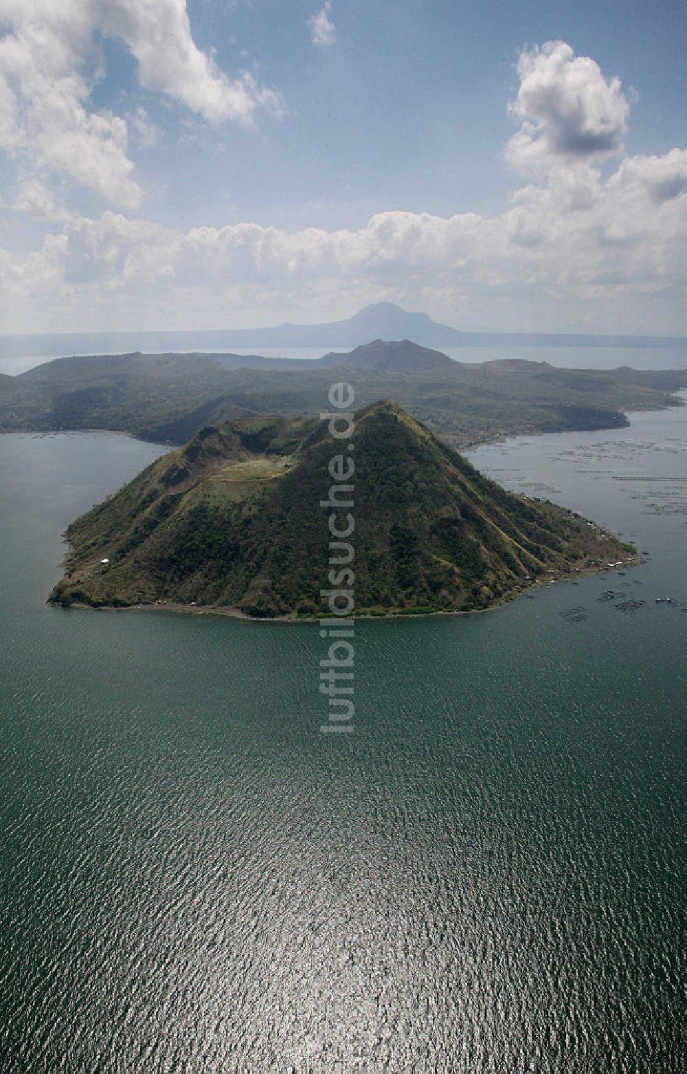 Luftaufnahme Batangas - Blick auf die Vulkaninsel im Taal-See