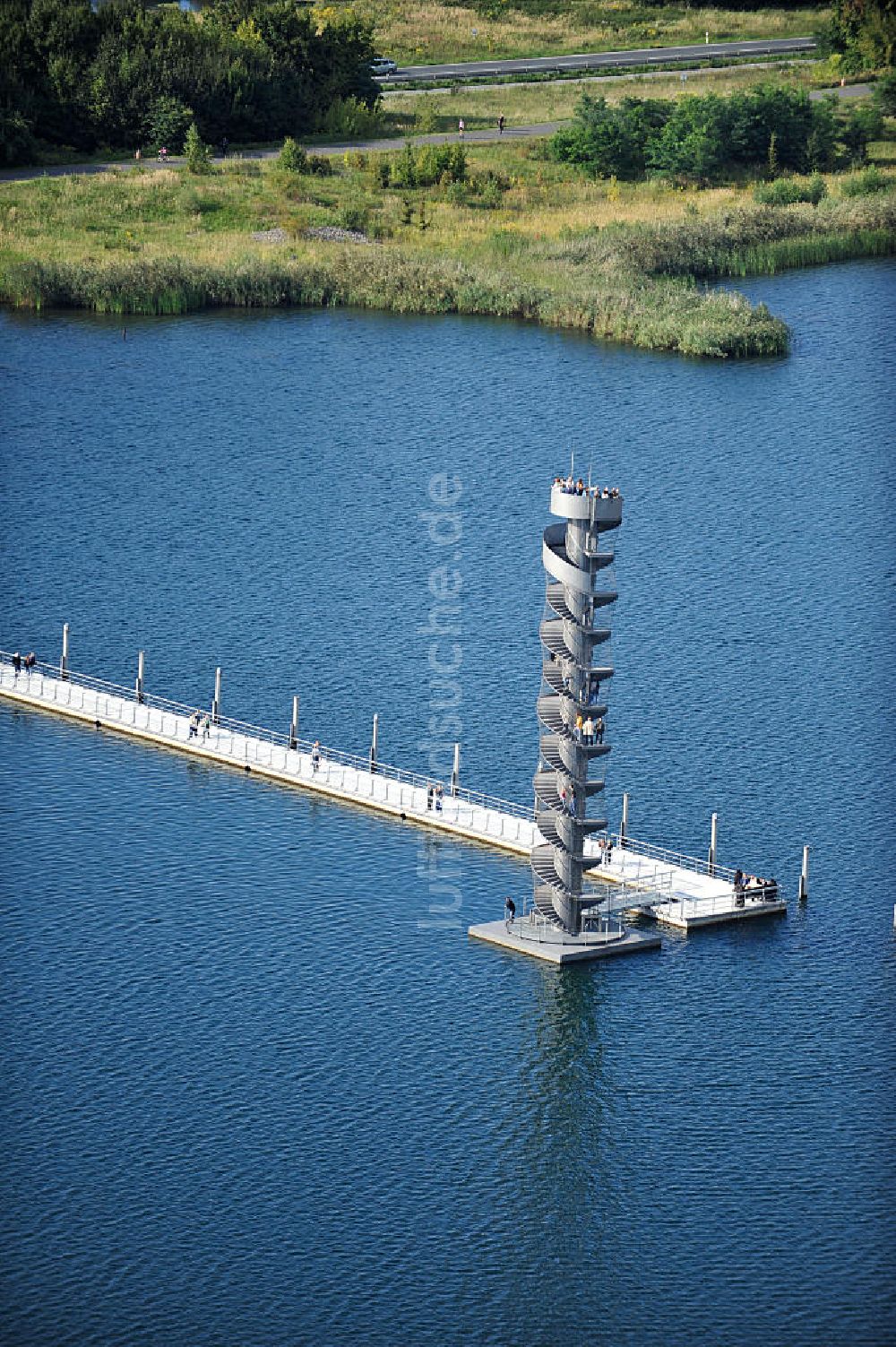 Luftaufnahme Bitterfeld - Blick auf das Wahrzeichen der Goitzsche, der Pegelturm mit Seebrücke im Goitzsche-See bei Bitterfeld