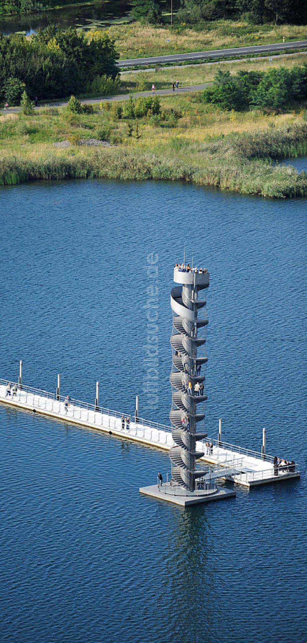 Bitterfeld von oben - Blick auf das Wahrzeichen der Goitzsche, der Pegelturm mit Seebrücke im Goitzsche-See bei Bitterfeld