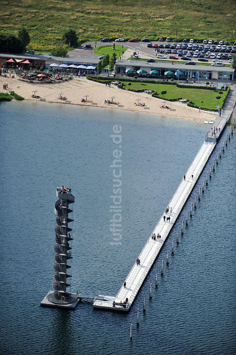 Luftaufnahme Bitterfeld - Blick auf das Wahrzeichen der Goitzsche, der Pegelturm mit Seebrücke im Goitzsche-See bei Bitterfeld