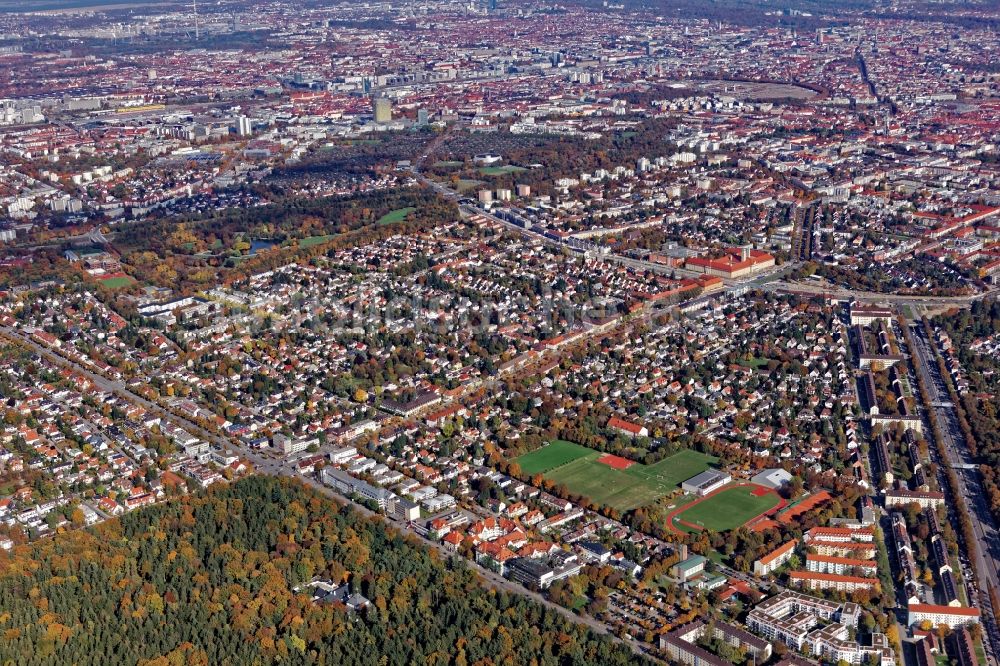 München von oben - Blick vom Waldfriedhof über den Westpark und das gesamte Stadtgebiet mit Innenstadtbereich in München im Bundesland Bayern