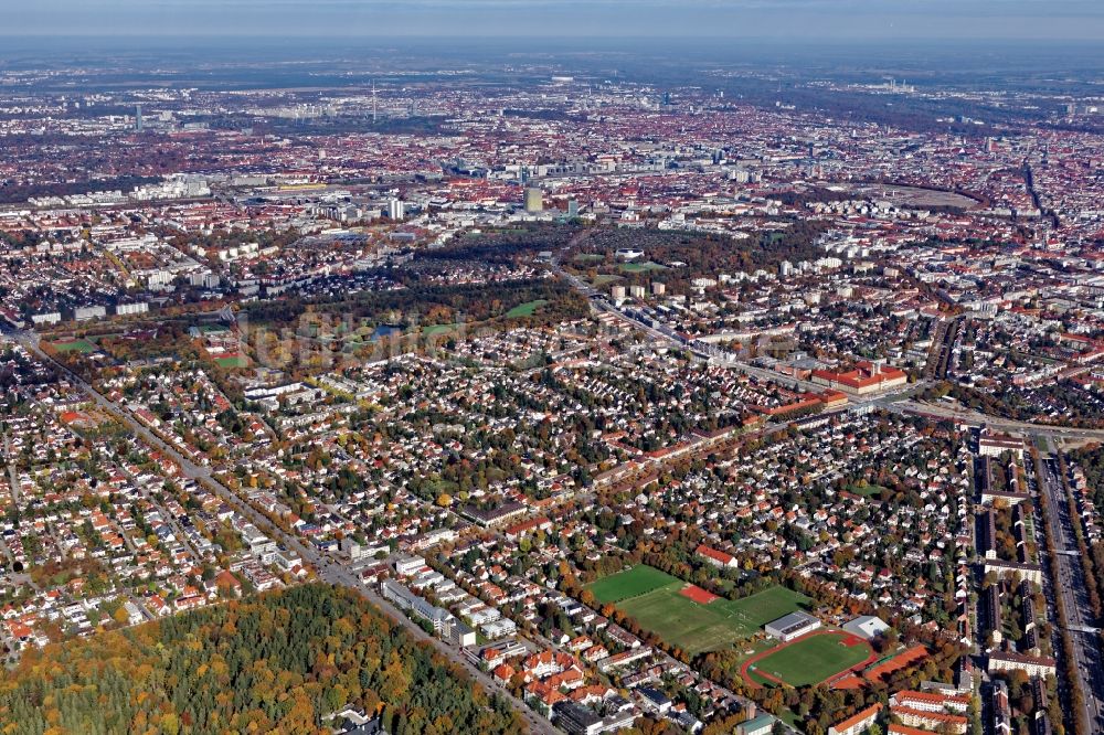 München aus der Vogelperspektive: Blick vom Waldfriedhof über den Westpark und das gesamte Stadtgebiet mit Innenstadtbereich in München im Bundesland Bayern