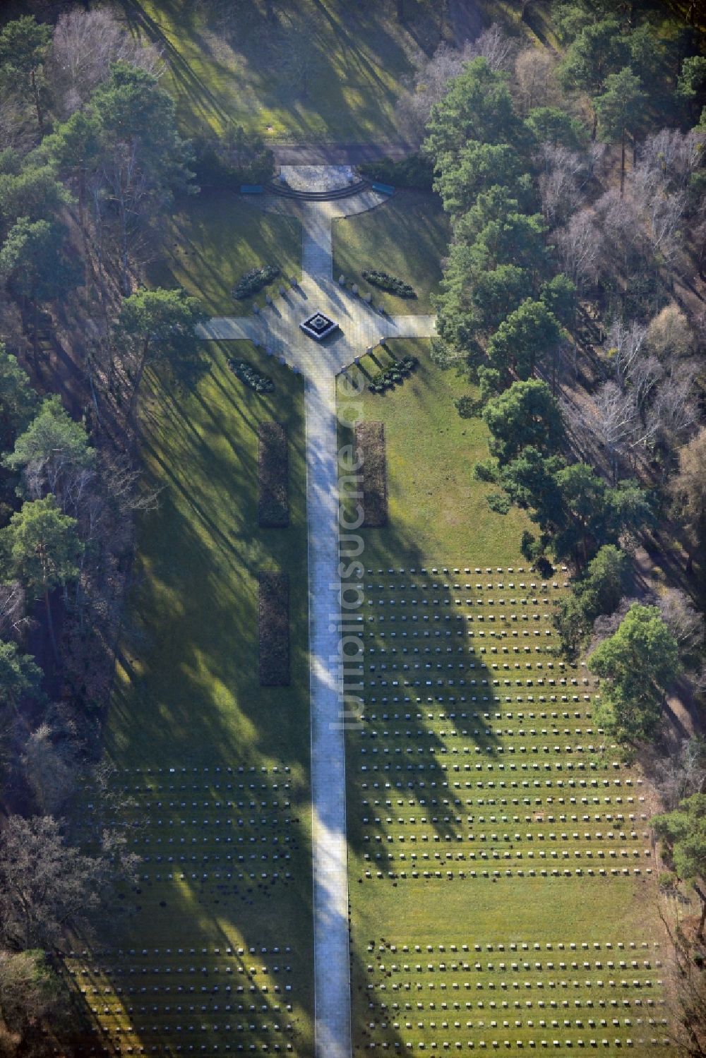 Berlin von oben - Blick auf den Waldfriedhof Zehlendorf in Berlin