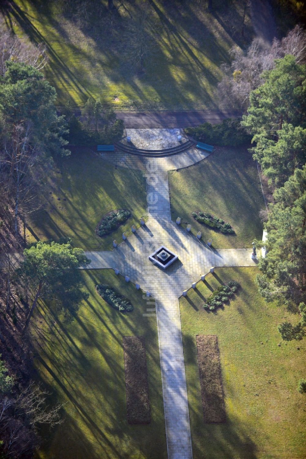 Berlin aus der Vogelperspektive: Blick auf den Waldfriedhof Zehlendorf in Berlin