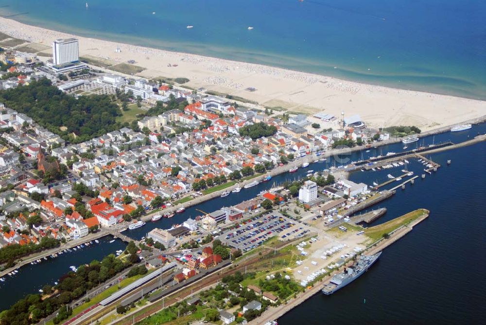 Luftbild Warnemünde - Blick Warnemünde mit dem Leuchtturm und Teepott, sowie dem Hotel Neptun.