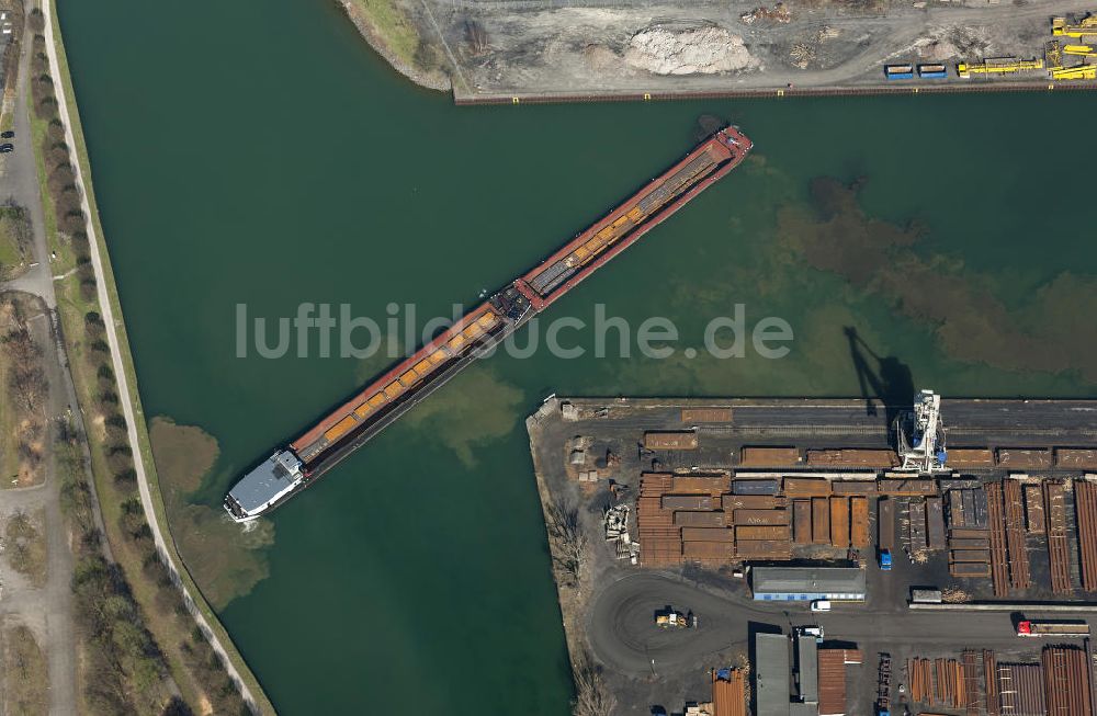 Dortmund aus der Vogelperspektive: Blick auf ein Wendemanöver eines beladenen Lastkahns