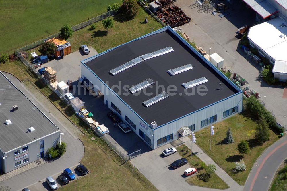 Rangsdorf aus der Vogelperspektive: Blick auf die Werkhalle der Fräntzel Kunststoffe GmbH im Gewerbegebiet Theresenhof am Südring-Center Rangsdorf