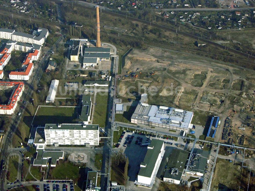 Berlin von oben - Blick auf das Werksgelände der Berlin Chemie AG