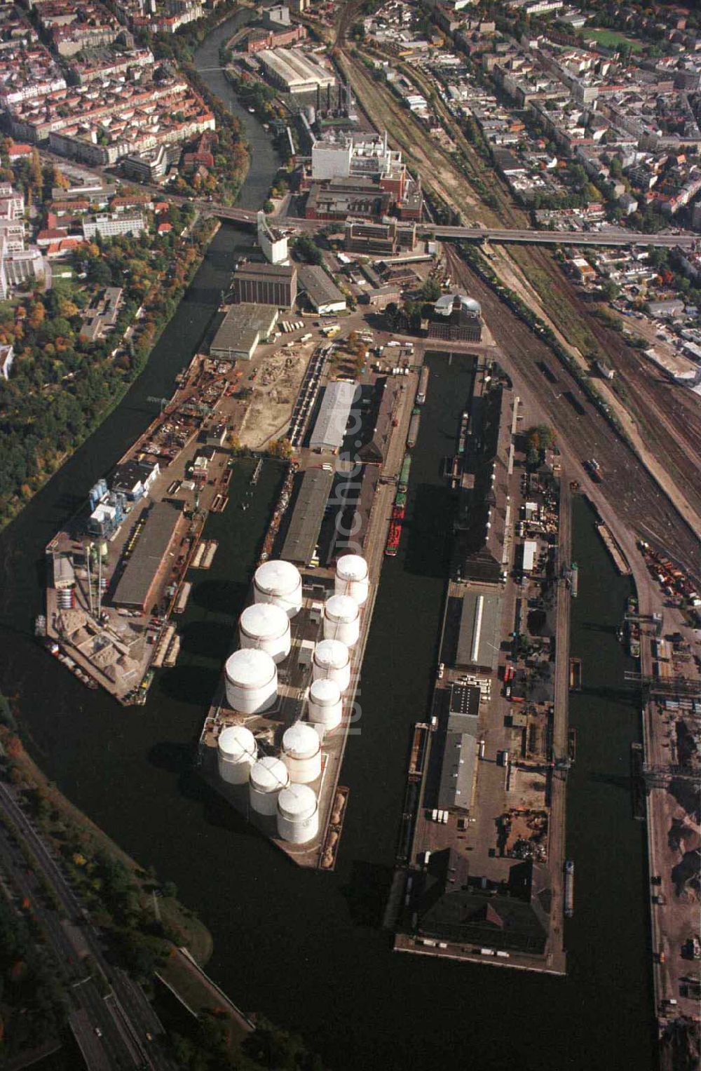 Berlin - Moabit von oben - Blick auf den Westhafen der BEHALA