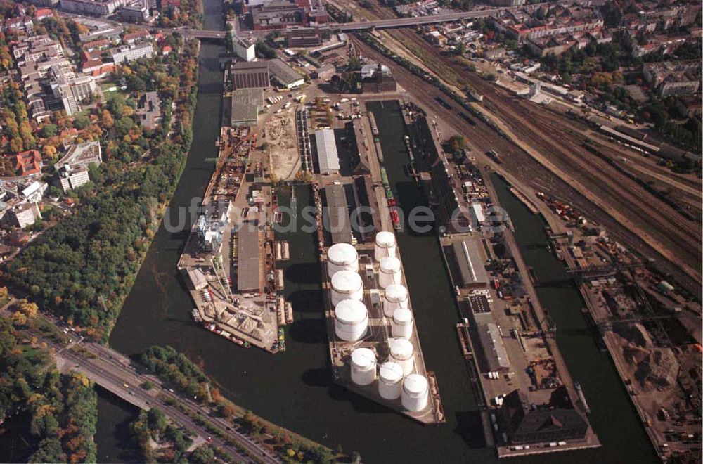 Berlin - Moabit aus der Vogelperspektive: Blick auf den Westhafen der BEHALA