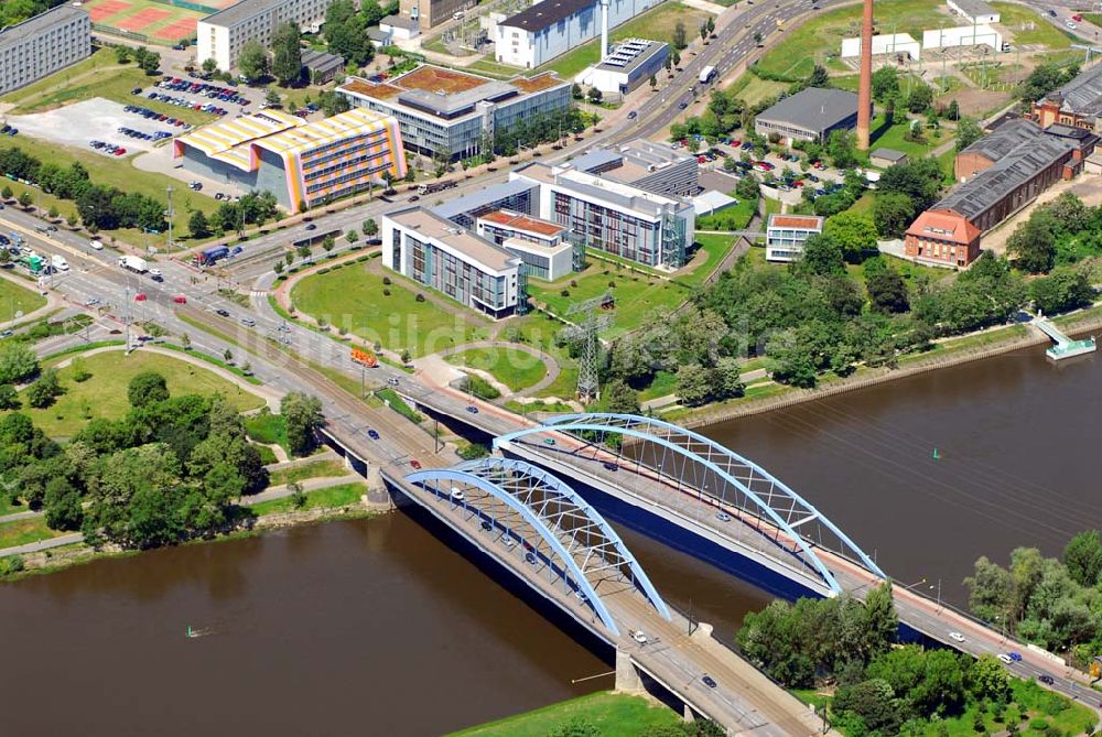 Luftbild Magdeburg - Blick auf die 1950 wieder errichtete Friedensbrücke, im Hintergrund die Experimentelle Fabrik (EXFA) Magdeburg