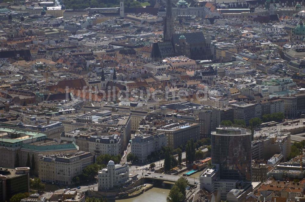 Luftaufnahme Wien - Blick auf Wiener Altstadt am Donaukanal und Stephansdom