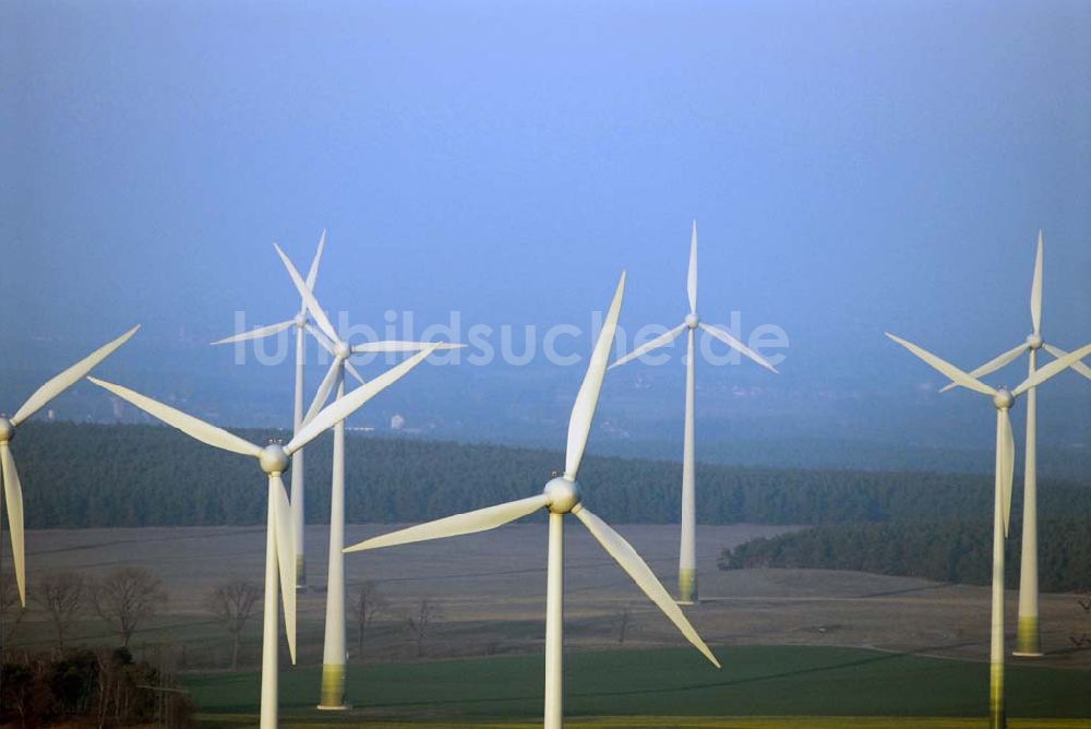 Kemlitz von oben - Blick auf Windkraftenergieanlagen auf einem Feldareal zwischen Kemlitz und Falkenberg an der B102