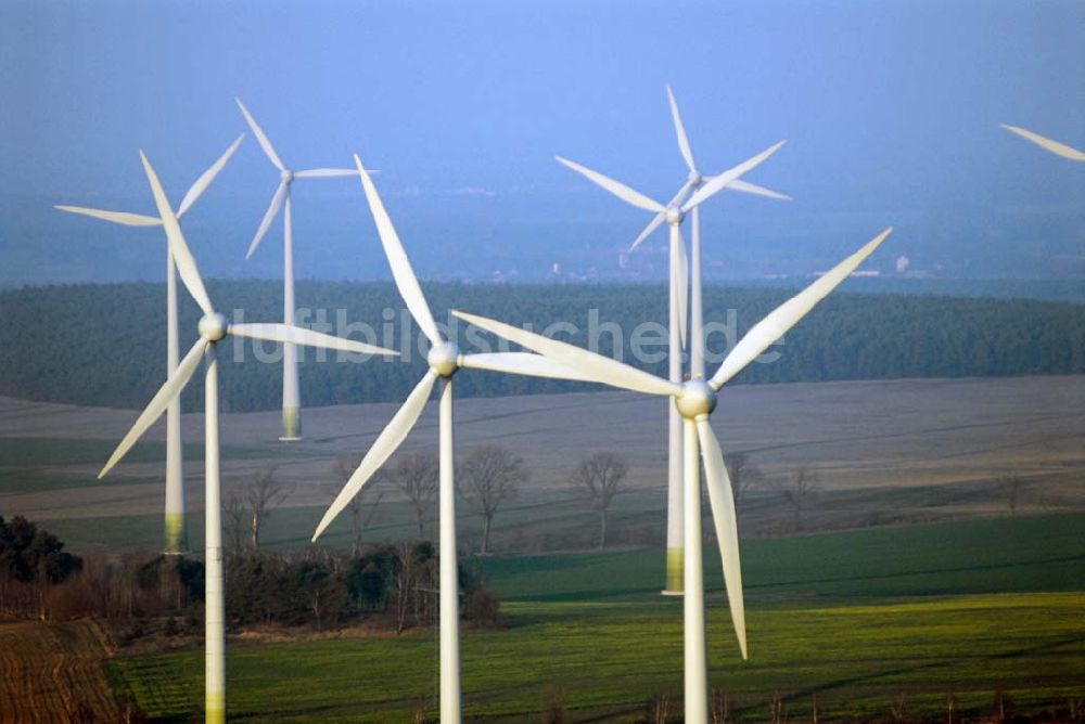 Kemlitz aus der Vogelperspektive: Blick auf Windkraftenergieanlagen auf einem Feldareal zwischen Kemlitz und Falkenberg an der B102