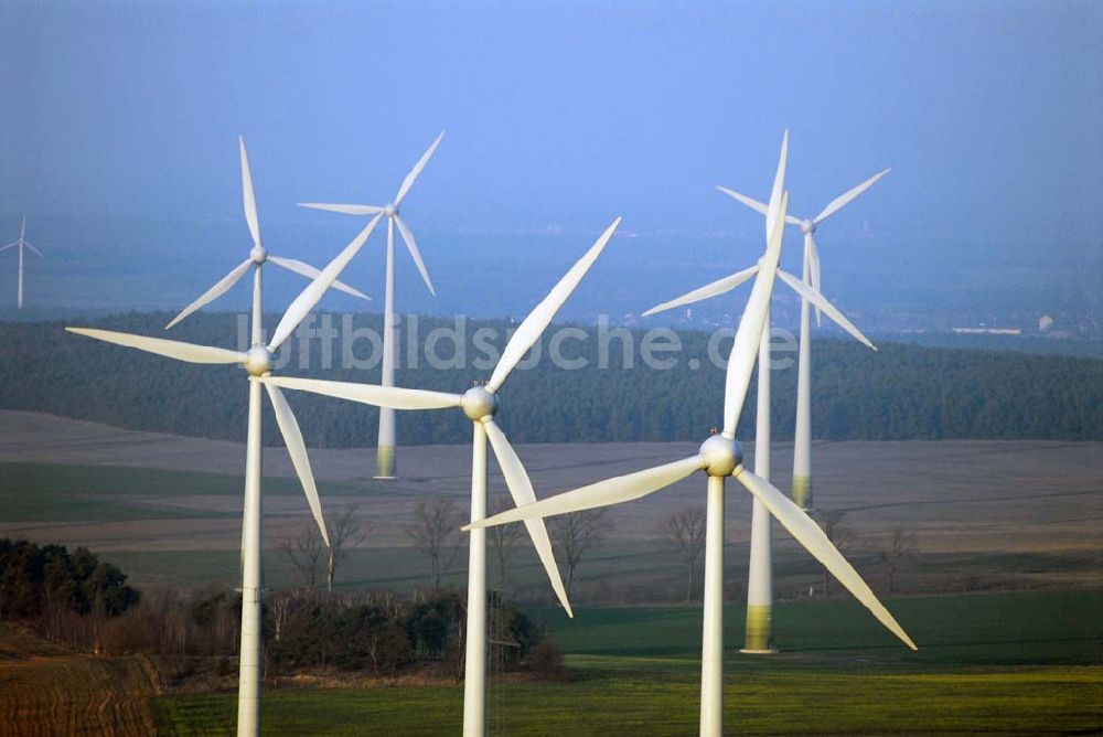 Luftbild Kemlitz - Blick auf Windkraftenergieanlagen auf einem Feldareal zwischen Kemlitz und Falkenberg an der B102