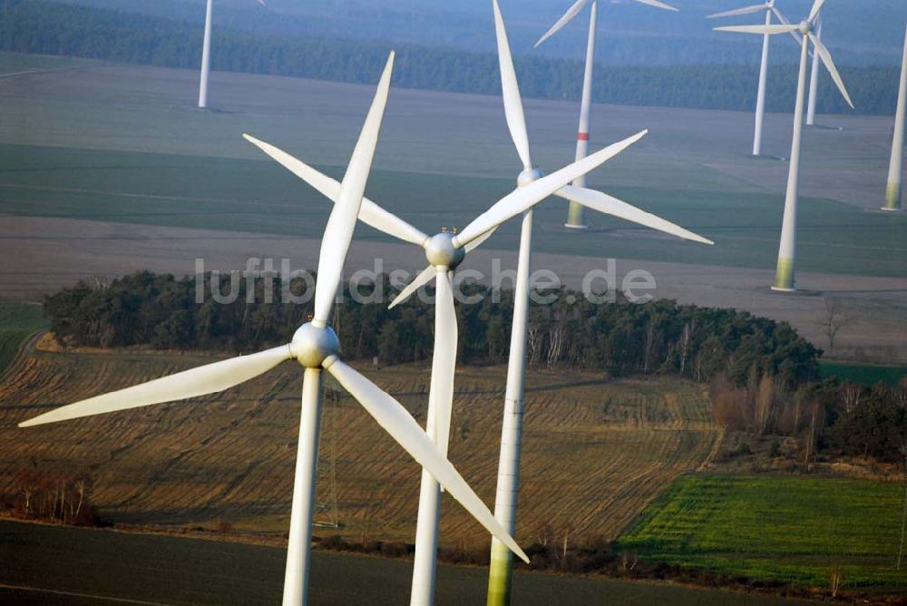 Luftaufnahme Kemlitz - Blick auf Windkraftenergieanlagen auf einem Feldareal zwischen Kemlitz und Falkenberg an der B102