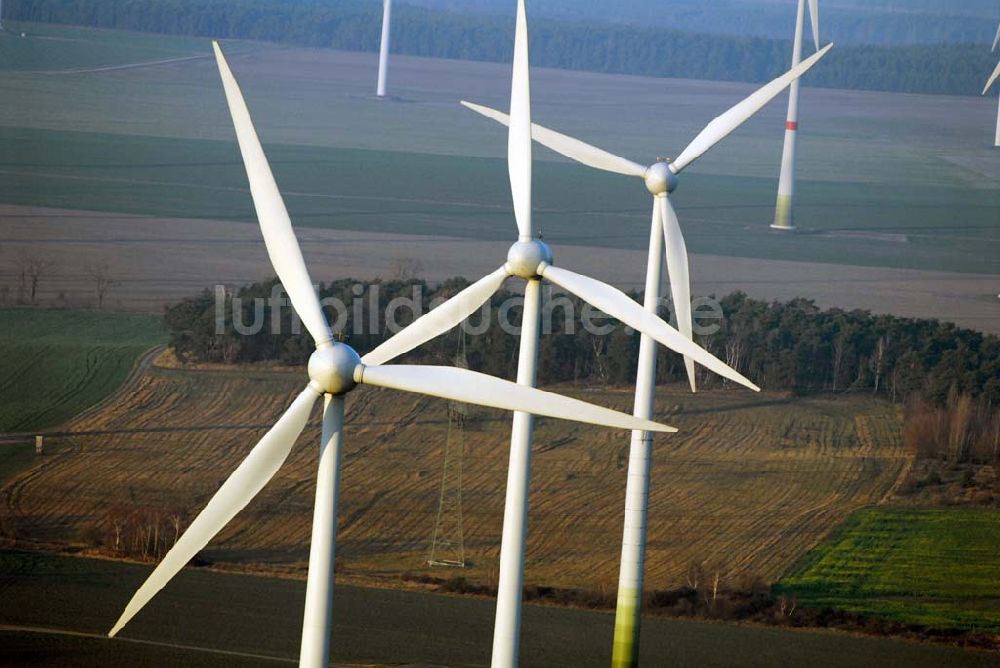 Kemlitz von oben - Blick auf Windkraftenergieanlagen auf einem Feldareal zwischen Kemlitz und Falkenberg an der B102