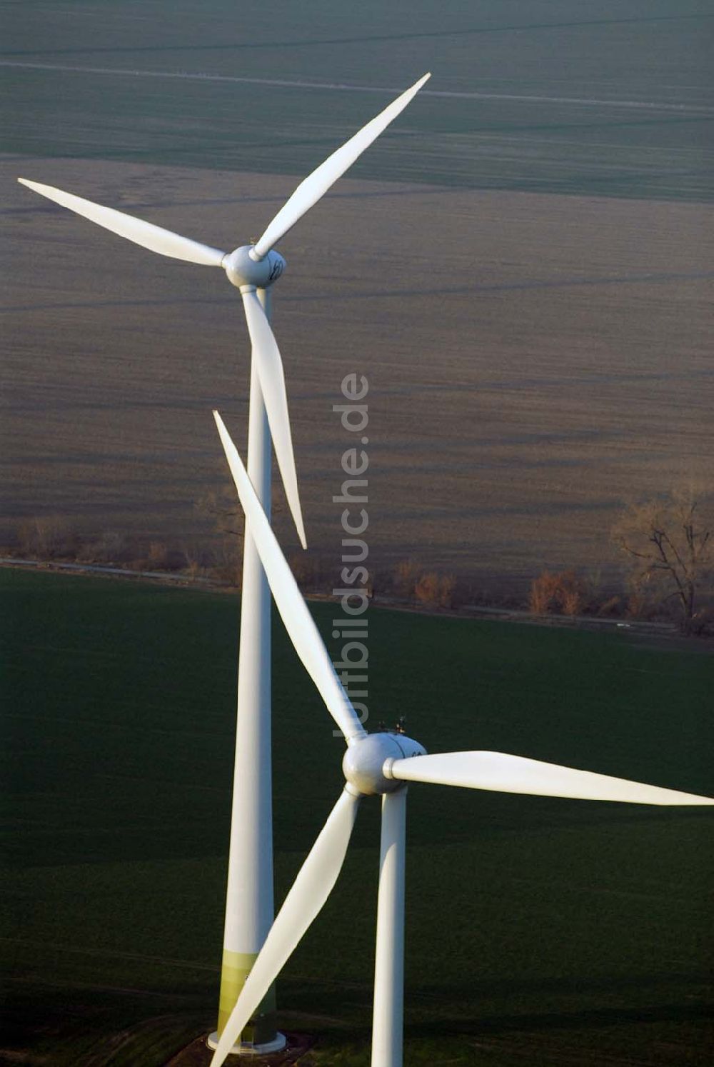 Luftbild Kemlitz - Blick auf Windkraftenergieanlagen auf einem Feldareal zwischen Kemlitz und Falkenberg an der B102