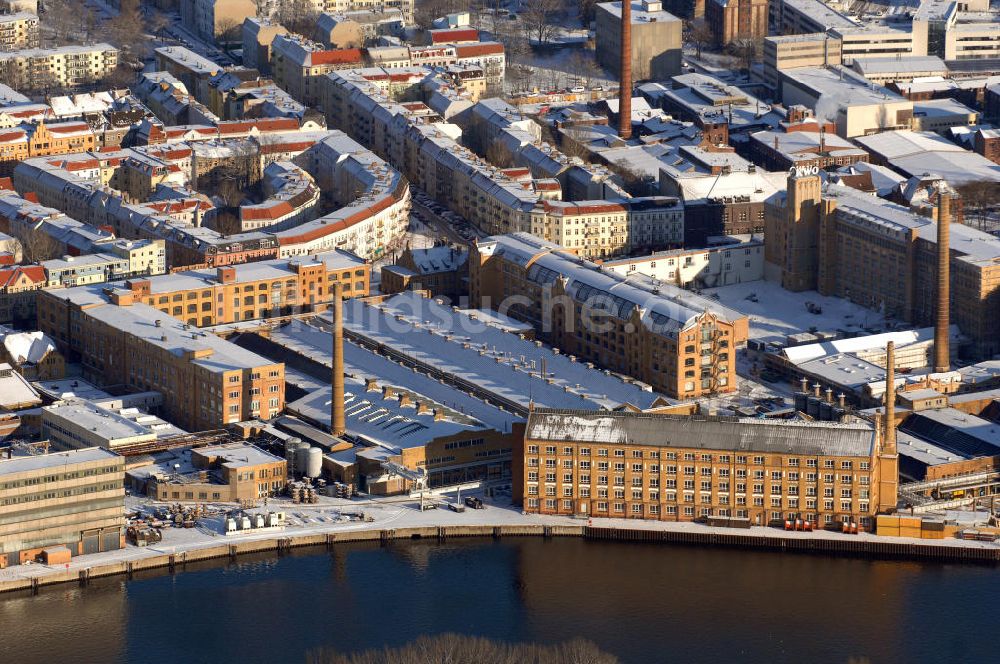 Berlin von oben - Blick auf das winterlich verschneite Areal des ehemaligen Kraftwerks und Kabelwerks Oberspree in Berlin-Oberschöneweide