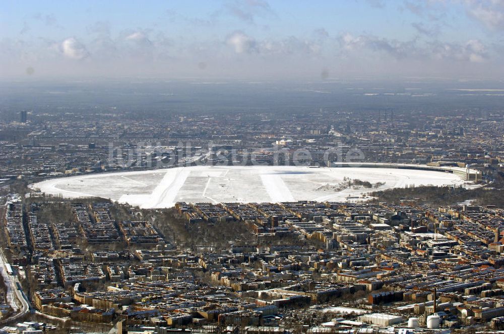 Berlin von oben - Blick auf das winterlich verschneite Areal des stillgelegten Flughafens in Berlin-Tempelhof.