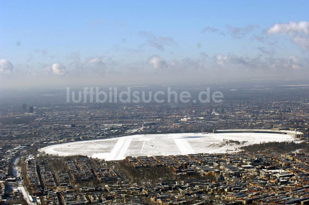 Berlin aus der Vogelperspektive: Blick auf das winterlich verschneite Areal des stillgelegten Flughafens in Berlin-Tempelhof.