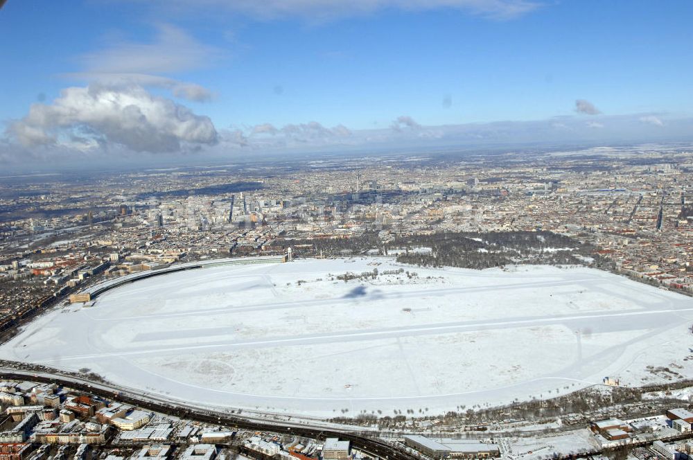 Luftbild Berlin - Blick auf das winterlich verschneite Areal des stillgelegten Flughafens in Berlin-Tempelhof.