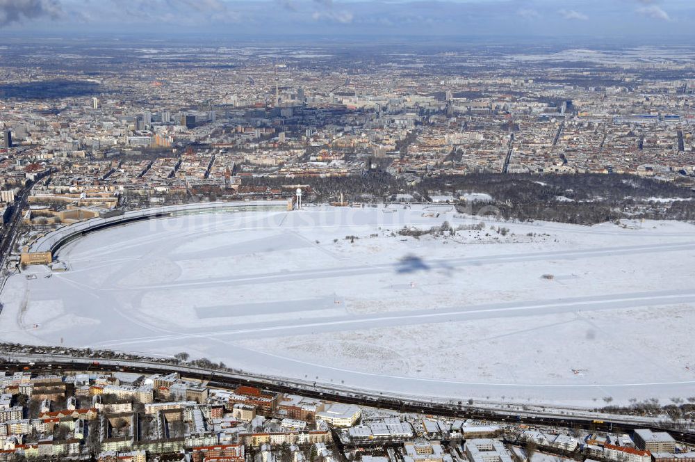 Luftaufnahme Berlin - Blick auf das winterlich verschneite Areal des stillgelegten Flughafens in Berlin-Tempelhof.